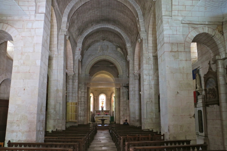 Eglise Saint Gaultier : la nef vers le choeur. - Saint-Gaultier