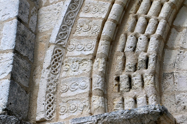 Les voussures scultées du portail de l'église Saint Gaultier. - Saint-Gaultier