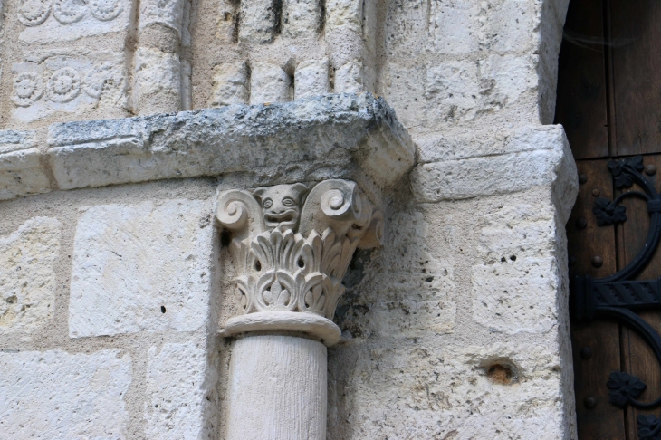 Chapiteau sculpté du portail de l'église Saint Gaultier. - Saint-Gaultier