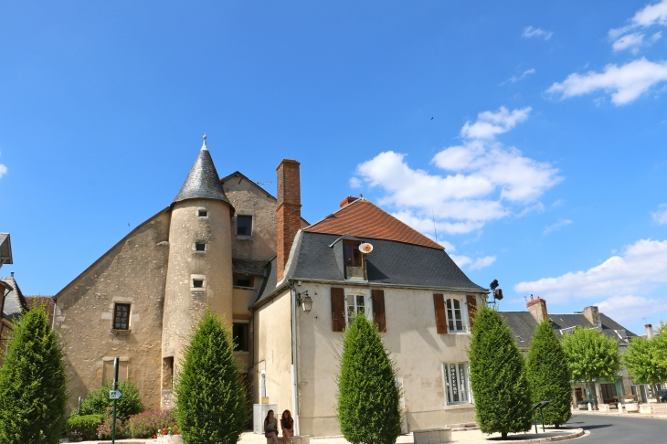 Ancienne maison près de l'église. - Saint-Gaultier