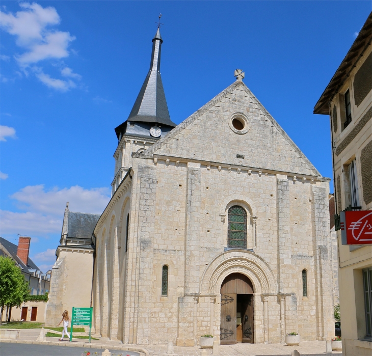 Façade occidentale de l'église Saint Gaultier (du XIIe siècle). - Saint-Gaultier