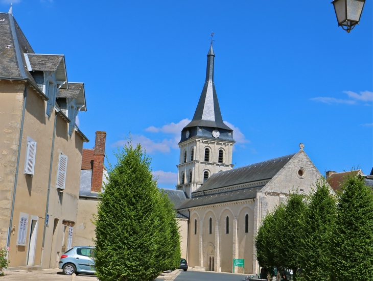 L'église Saint Gaultier, façade nord-ouest contruite au XIIe siècle. - Saint-Gaultier