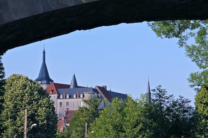 Depuis la Creuse, l'église et l'ancien Prieuré. - Saint-Gaultier