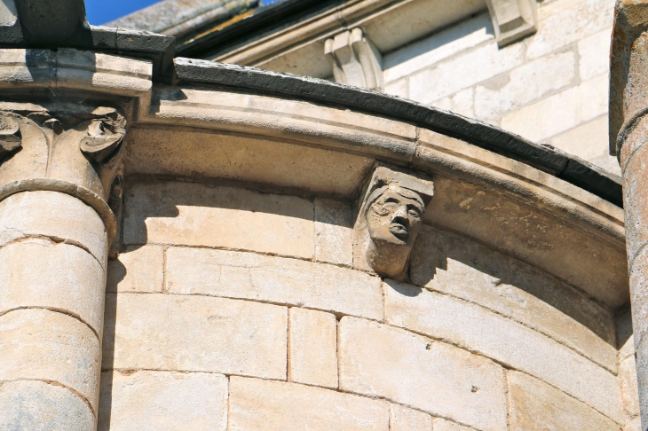 Modillon du chevet: église Saint Marcel. - Saint-Marcel