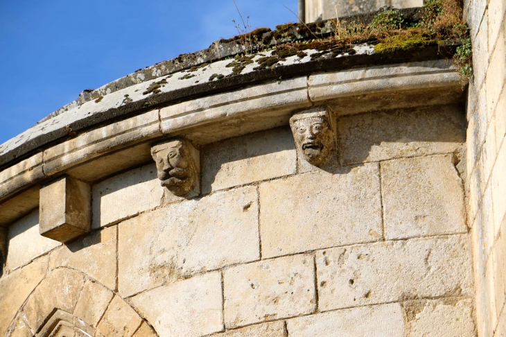 Les modillons du chevet de l'église Saint Marcel. - Saint-Marcel