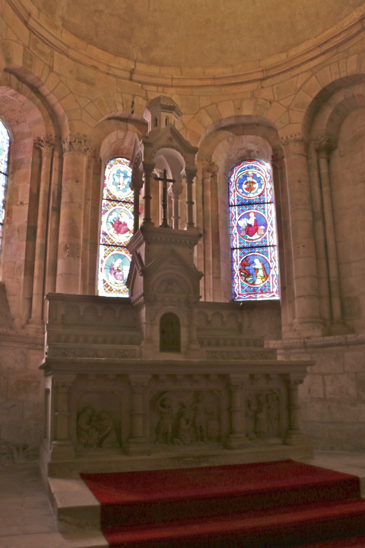 Eglise Saint Marcel : autel de la chapelle axiale. - Saint-Marcel