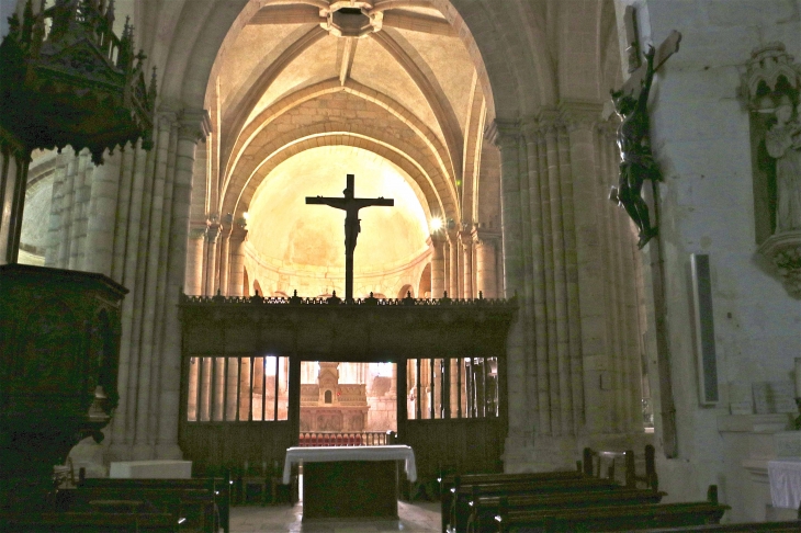 Eglise de Saint Marcel : Le choeur avec son jubé en bois - Saint-Marcel