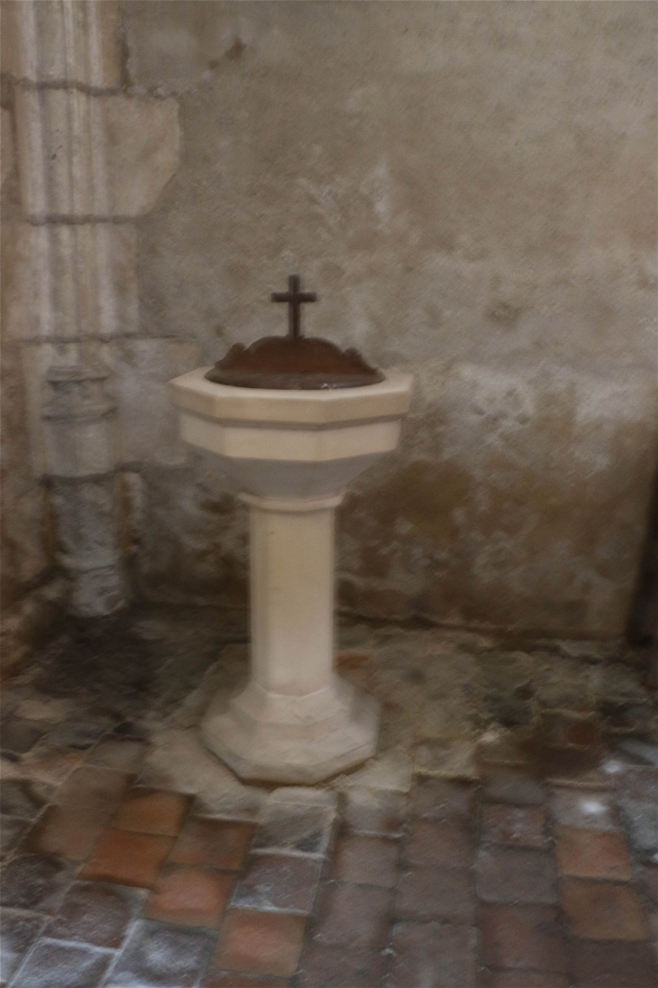 Eglise Saint Marcel : les fonts baptismaux. - Saint-Marcel