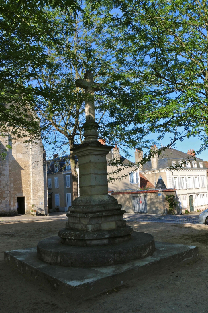 Croix place de l'église. - Saint-Marcel