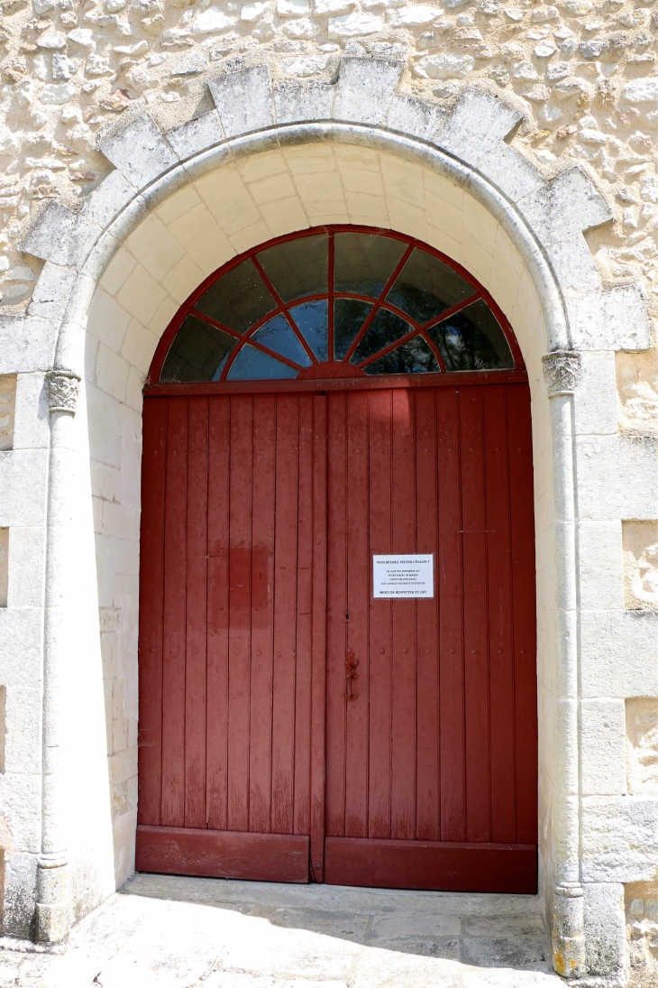 Le portail de l'église. - Sainte-Gemme