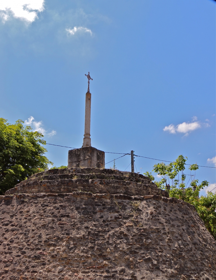 Croix-a-l-entree-du-village par la D24. - Sainte-Gemme