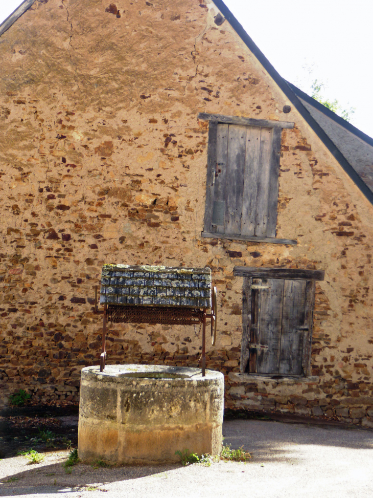 Place du Marché : le puits - Sainte-Sévère-sur-Indre