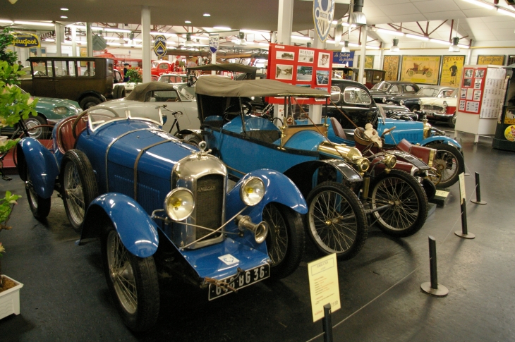 Musée de l'automobile de Valençay. Le Musée de l'Automobile de Valençay présente l'évolution de l'industrie automobile française sur près de 80 ans.  Il est Issu de la collection des frères GUIGNARD, garagistes de père en fils depuis 1906. 