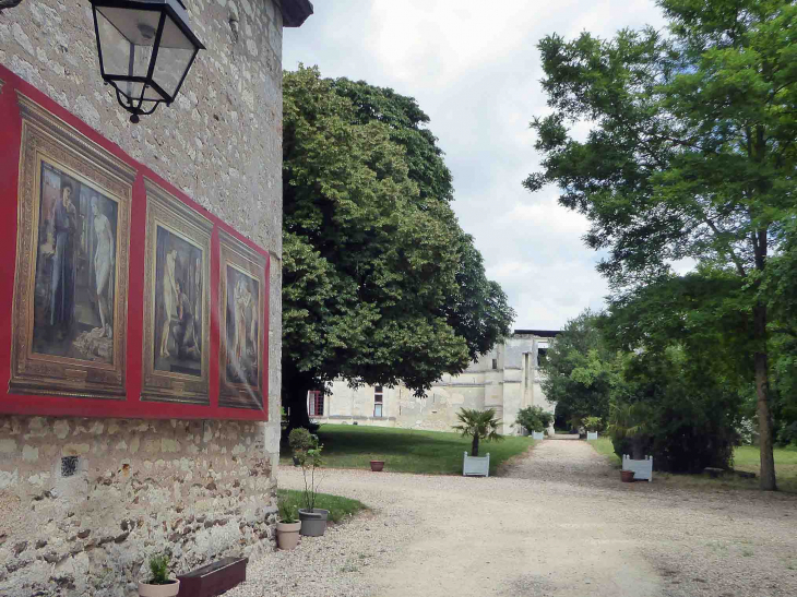 L'entrée du château - Veuil