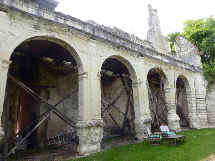 Le château en rénovation - Veuil