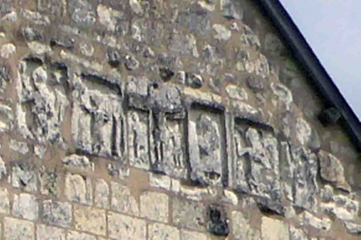 Bas relief sur la façade de l'église - Veuil