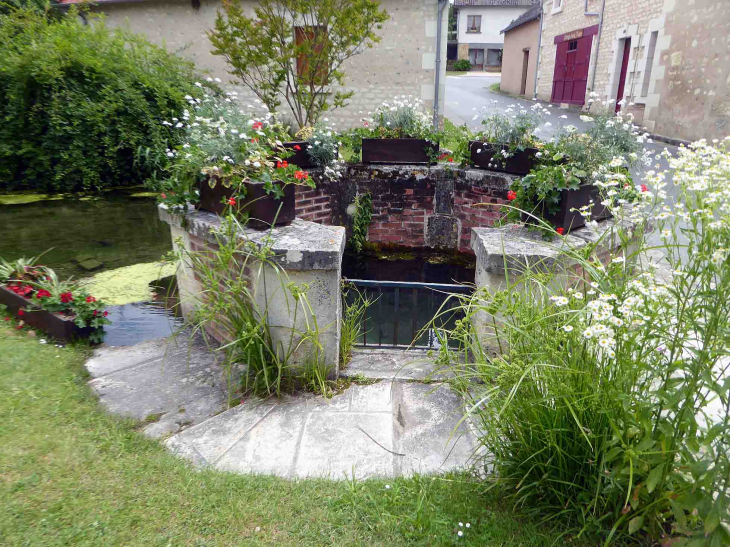 La fontaine hexagonale - Veuil