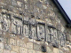 bas relief sur la façade de l'église
