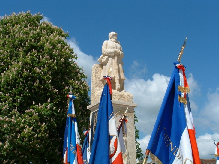 MONUMENT AUX MORTS - Villedieu-sur-Indre