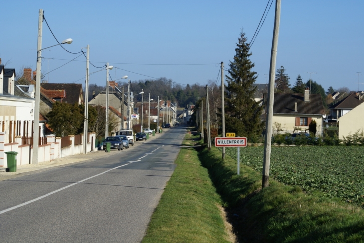 VILLENTROIS EN ARRIVANT DE LA D33