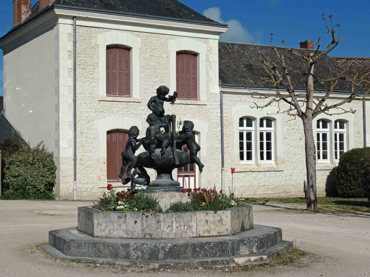 Fontaine sur la place - Angé