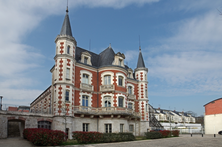 La chocolaterie Poulain.  Le château de la Villette.  En 1872, l’architecte Poupard construit au centre de l’usine une demeure patronale. Celle-ci sera représenté sur les emballages. - Blois