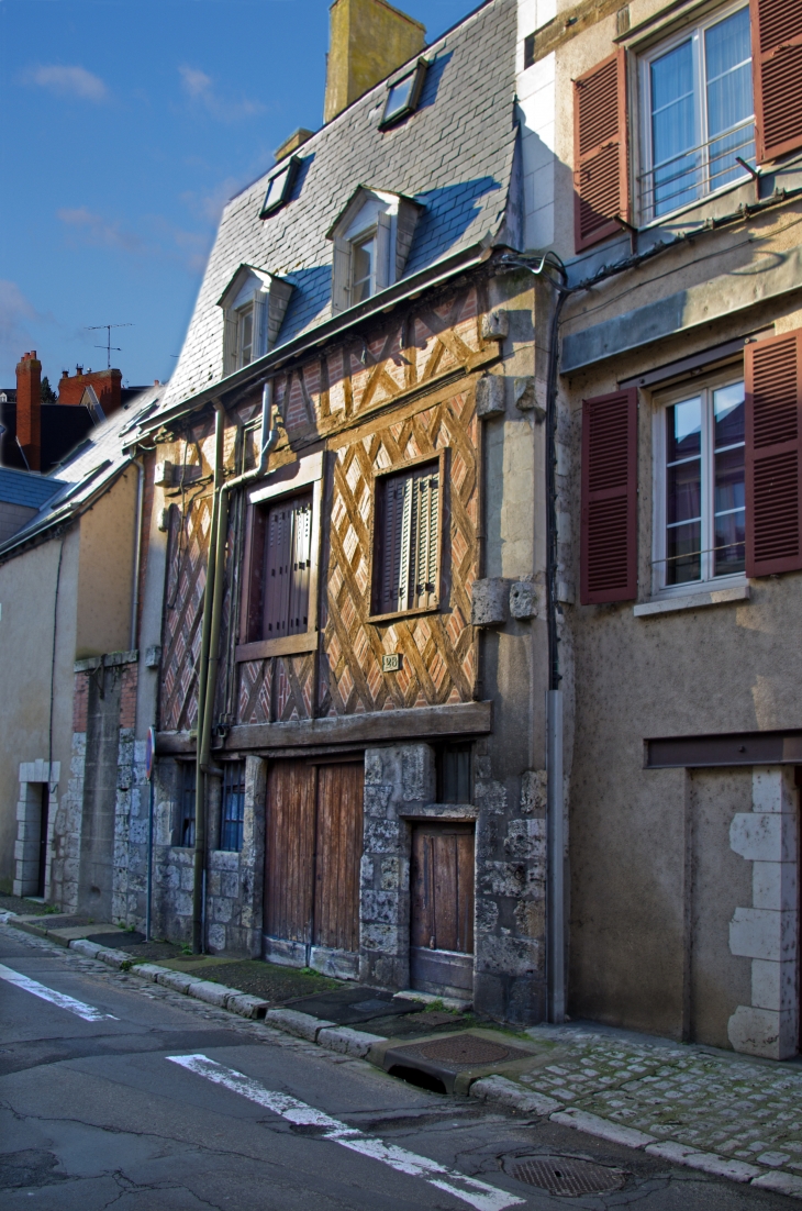 Rue de la chaîne.  L'existence de la rue de la Chaîne est attestée au moins depuis le 13ème siècle. C'est alors une partie de la route Paris-Bordeaux.  - Blois