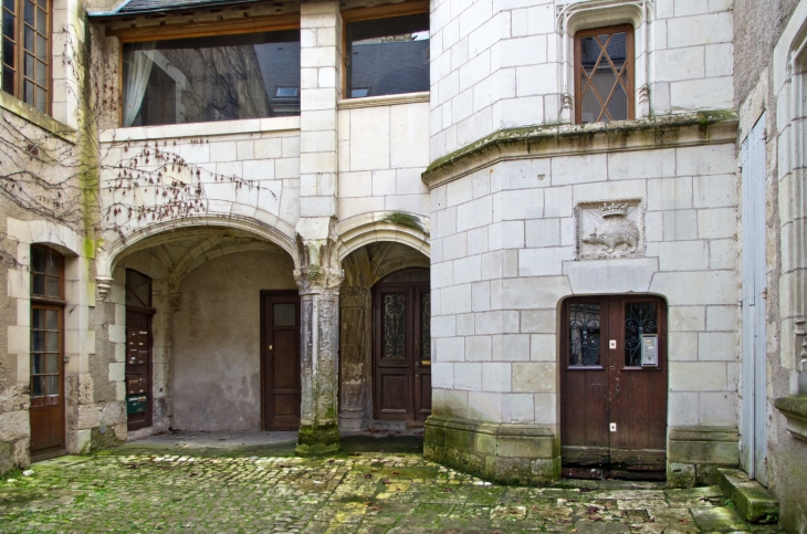 Rue du Grenier à Sel.  Hôtel Sardini.  La galerie s'inspire de l'aile Louis XII du château avec les piliers ornés de motifs italianisants. L'entrée est mise en valeur par la sculpture du porc-épic, emblème de Louis XII. - Blois