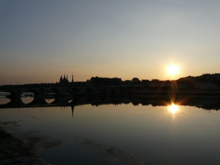 Blois à la nuit tombante.