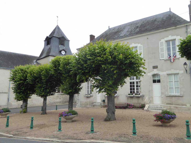 L'église et la mairie - Chambon-sur-Cisse