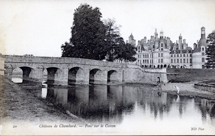 Pont sur le Cosson, vers 1910 (carte postale ancienne). - Chambord