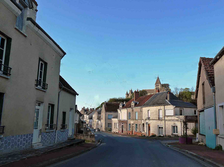 L'église et le château vus de la ville basse - Châteauvieux