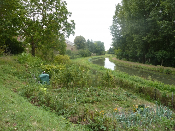 Jardin le long du canal du Berry - Châtres-sur-Cher