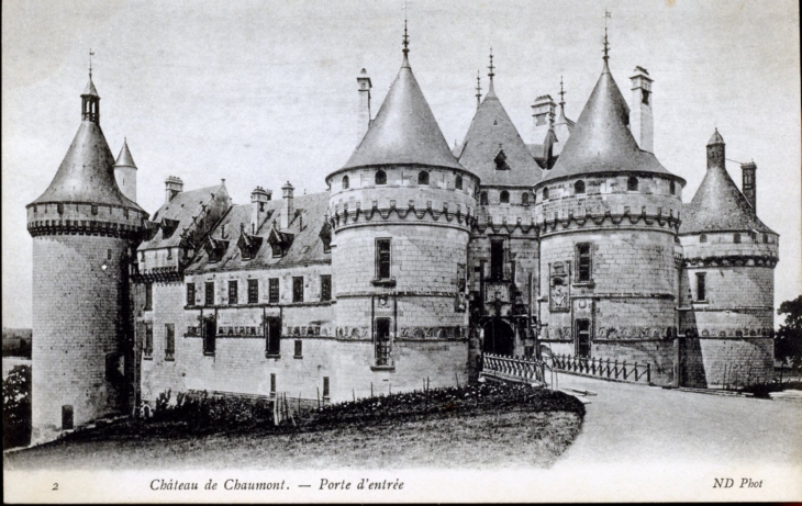 Câteau de Chaumont -- Porte d'Entrée, vers 1910 (carte postale ancienne). - Chaumont-sur-Loire