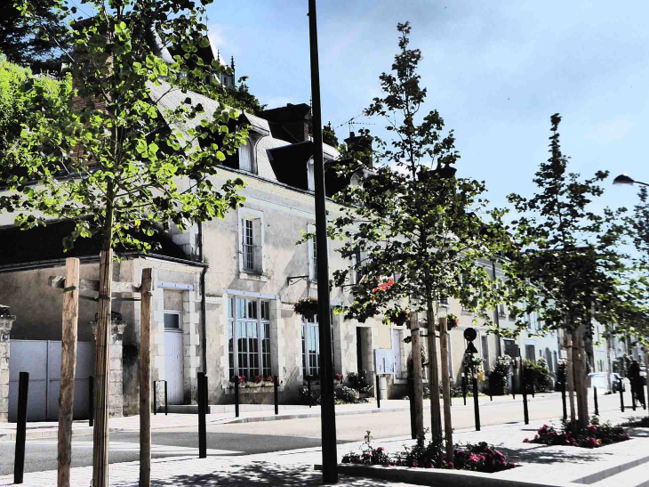 La mairie dans la rue principale  - Chaumont-sur-Loire