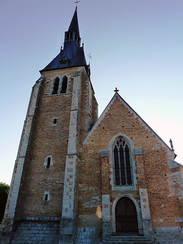 L'entrée de l'église - Chaumont-sur-Tharonne