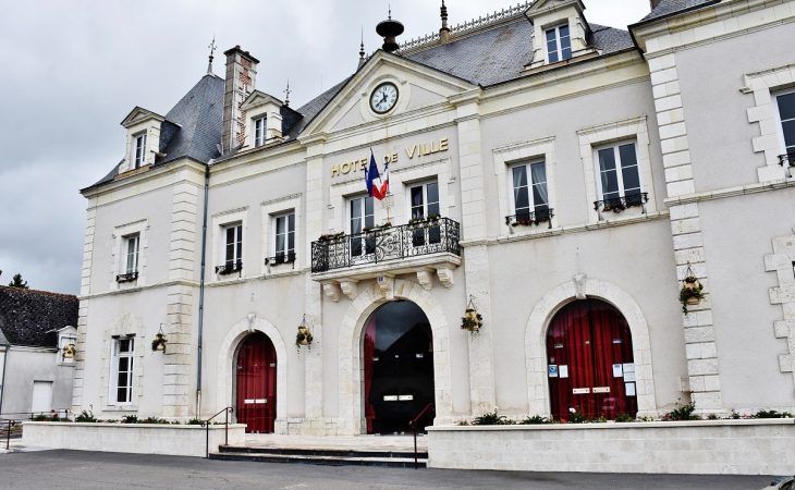 Hotel-de-Ville - Cour-Cheverny