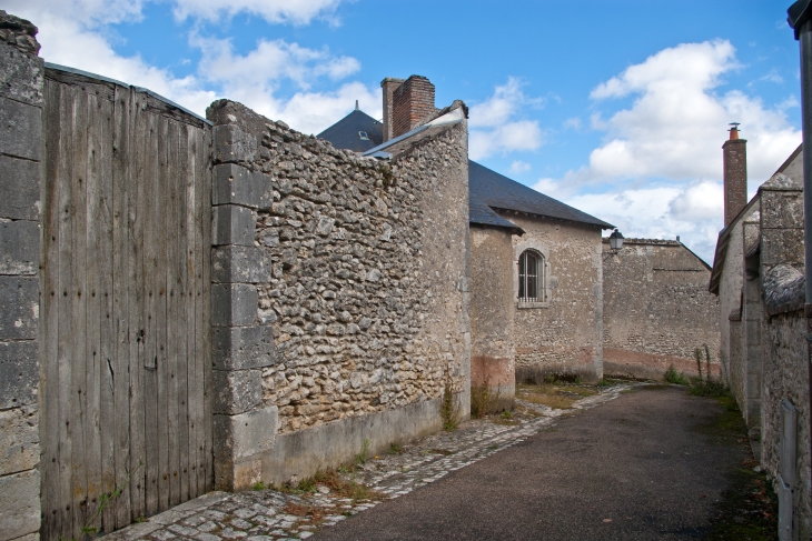  Cour-sur-Loire, hameau du Vivier.  La plupart des maisons sont fermées et sont séparées par des grands murs de pierre. 