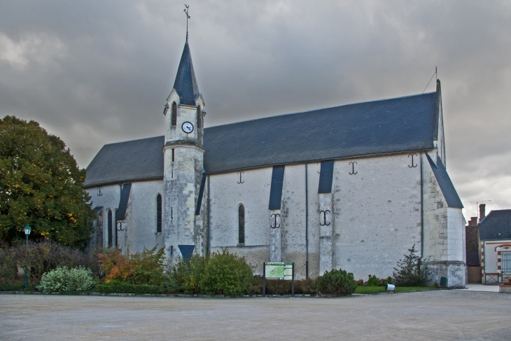 Eglise Paroissiale Saint-Aignan. (origine XIIIème siècle)  Jean-Baptiste Poupard (1790-1870) architecte à Romorantin est intervenu en tant que maître d'oeuvre dans la reconstruction des voûtes (1860).  Le clocher était un escalier hors d'oeuvre. La transf - Courmemin