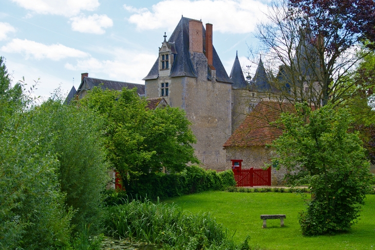 On trouve mention de la seigneurie de Fougères dès 1030. Le château est détruit par les Anglais, lors de la guerre de Cent Ans. Il sera reconstruit à partir de 1465, en conservant un aspect encore médiéval et défensif : chemin de ronde, mâchicoulis, tours - Fougères-sur-Bièvre