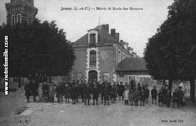 Place de l'église et de la mairie il y a 60 ans - Josnes