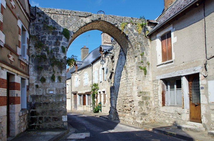 Porche médiéval des Montils.  Construit au début du XIIe siècle, c'est le seul porche restant sur les deux d'origine. - Les Montils