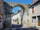 Porche médiéval des Montils.  Construit au début du XIIe siècle, c'est le seul porche restant sur les deux d'origine.