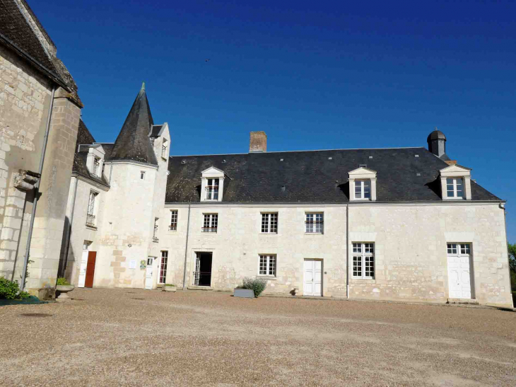 La cour du château derrière l'église - Mareuil-sur-Cher