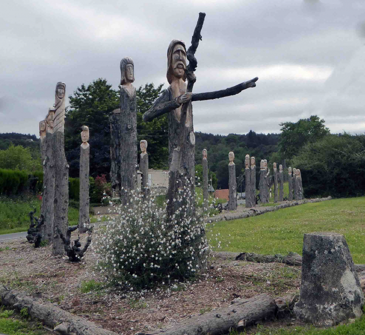 Saint Secondin : parking des d'Aymon : ancienne haire de tuyas sculptés par Jacky d'Aymon - Molineuf