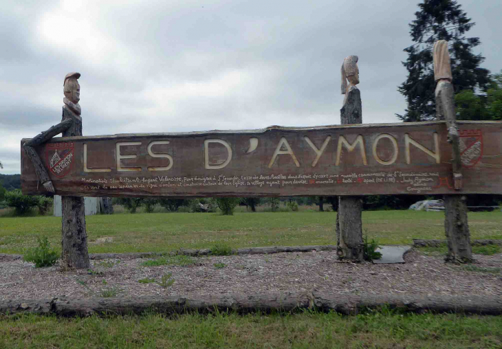 Saint Secondin : parking des d'Aymon : ancienne haire de tuyas sculptés par Jacky d'Aymon - Molineuf