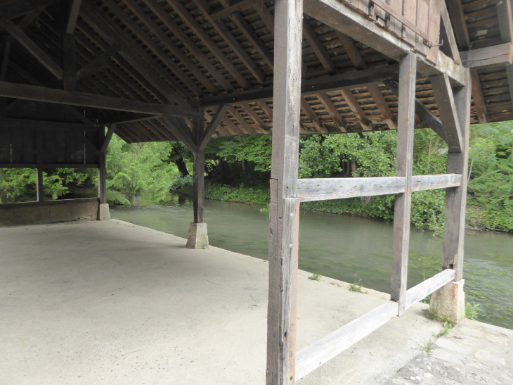 Le lavoir au bord de la Cisse - Molineuf