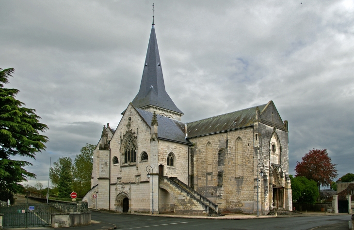 Église Notre-Dame de Nanteuil : Le chœur, le transept et les absidioles semi-circulaires sont du XIIème siècle. La nef est du XIIIème siècle. La façade et le portail sont du XVème siècle, avec les deux chapelles superposées à l'angle de la nef et du crois - Montrichard