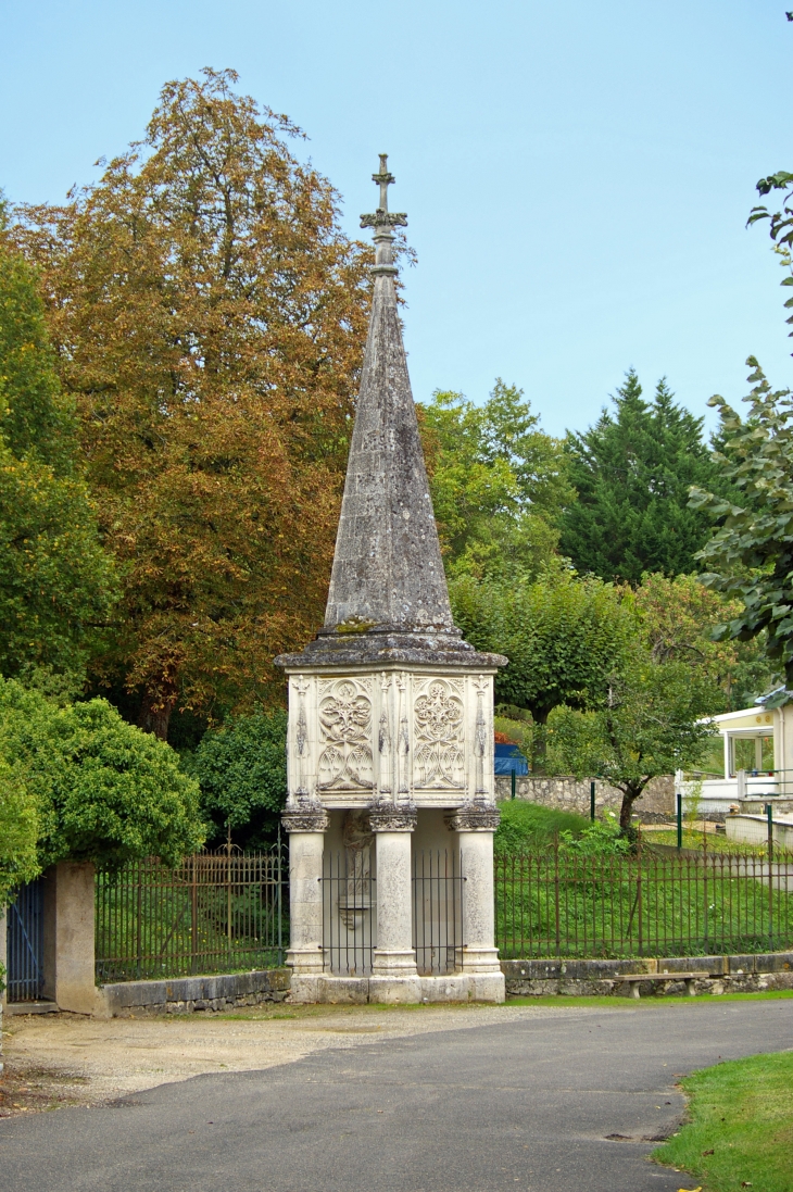 La Fontaine de Nanteuil.  L'édifice actuel, de style néo-gothique,  date du 19ème siècle. La fontaine est connue depuis des siècles, son eau est réputée miraculeuse. Autour d'elle furent construit les premiers habitats gaulois. Saint Martin bénit la fonta - Montrichard