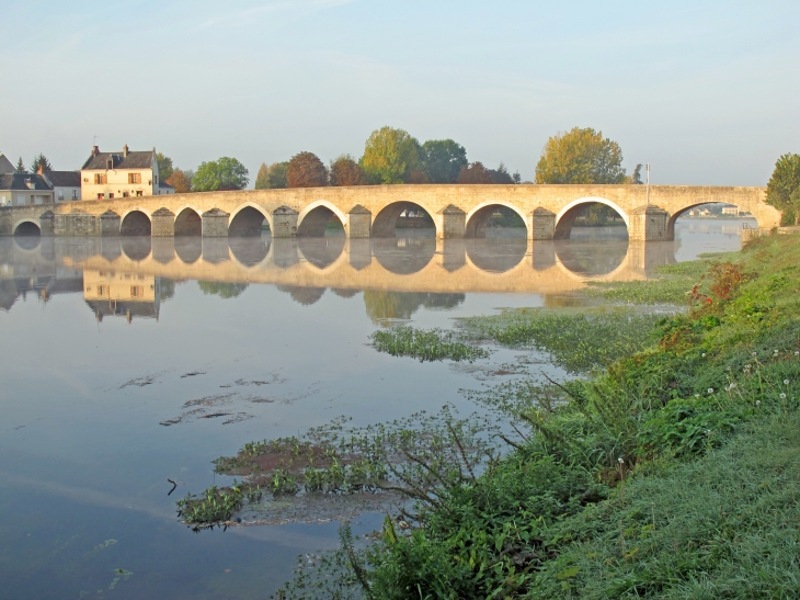 Au 12ème siècle, alors que Hugues était seigneur de MONTRICHARD, sous la protection du roi d'Angleterre Henri II PLANTAGENET, la décision fut prise de jeter un pont sur le Cher.  Face au donjon, à l'ancien gué. On lui donna onze arches . Les arches pouvai